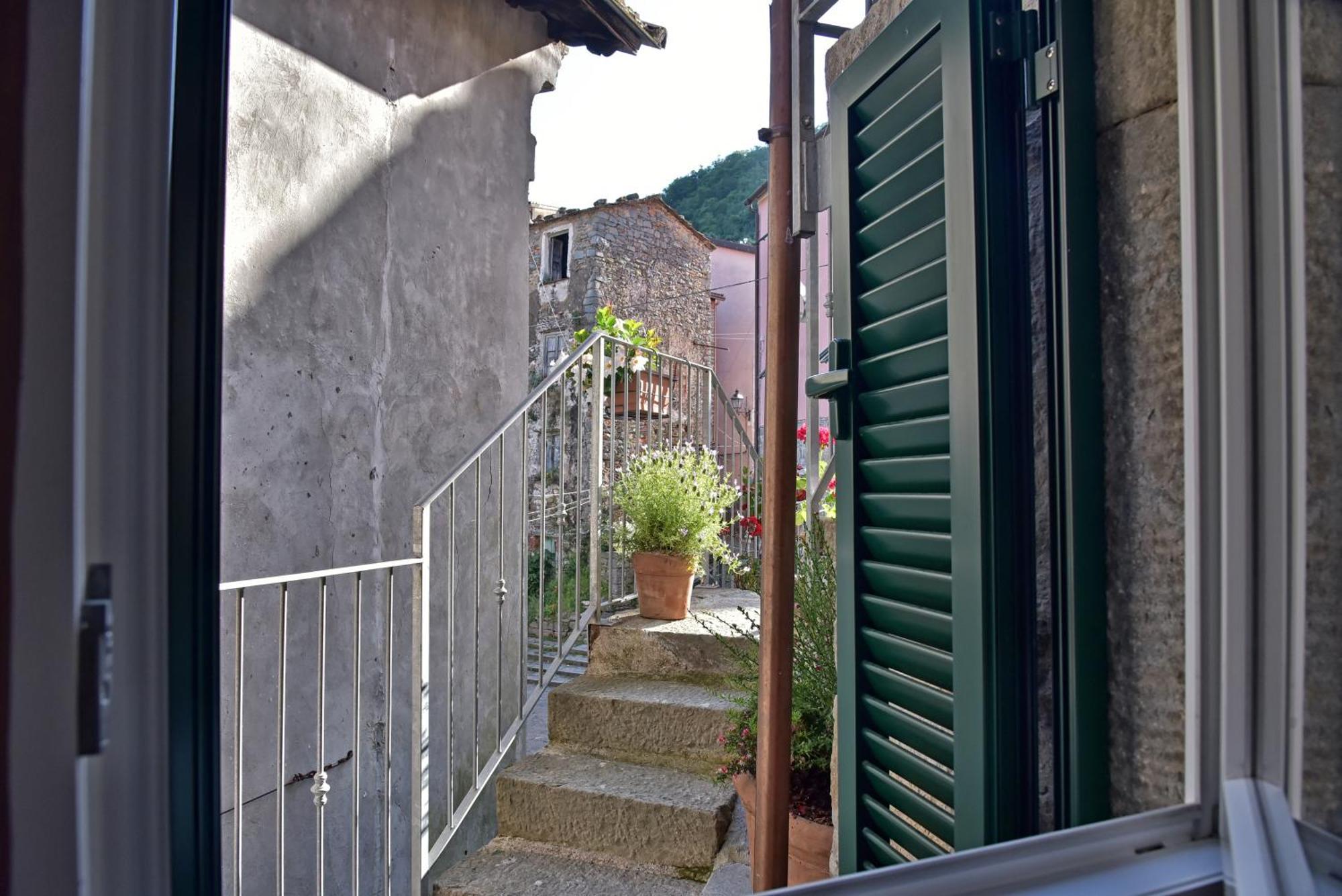 Casa Vacanze Tra I Monti E San Martino Biassa ภายนอก รูปภาพ